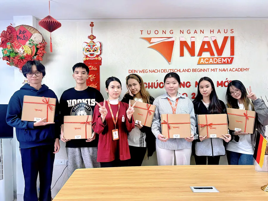 Học viên NAVI nhận quà Tết tại trung tâm