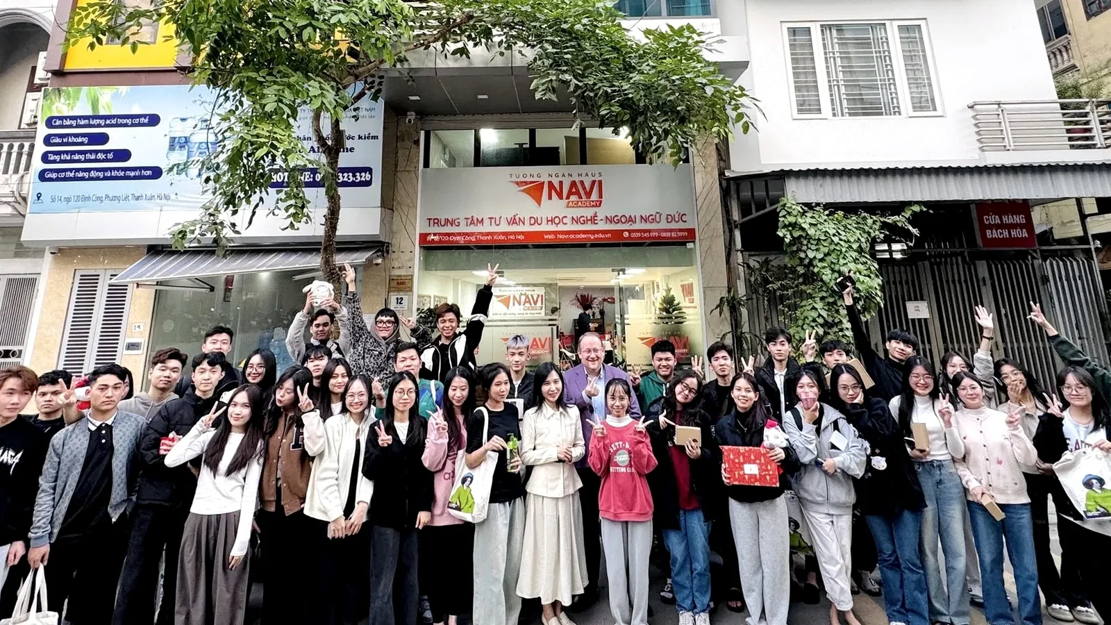 Học viên NAVI Academy trước trung tâm tư vấn du học nghề tiếng Đức