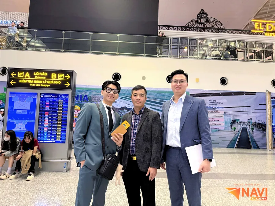 Khoảnh khắc gia đình tiễn học viên NAVI