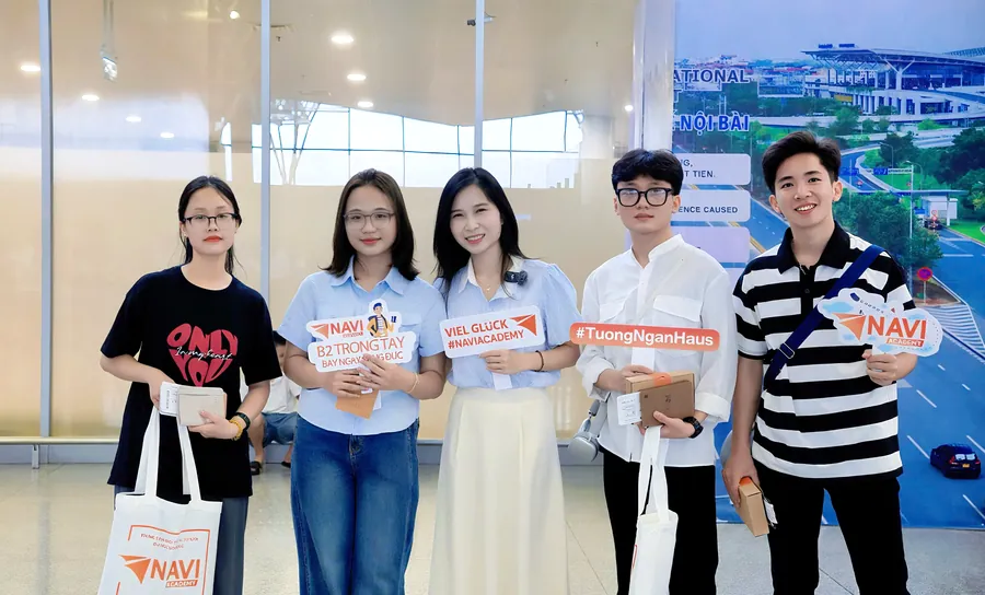 Học viên NAVI chụp ảnh kỷ niệm trước giờ bay sang Đức